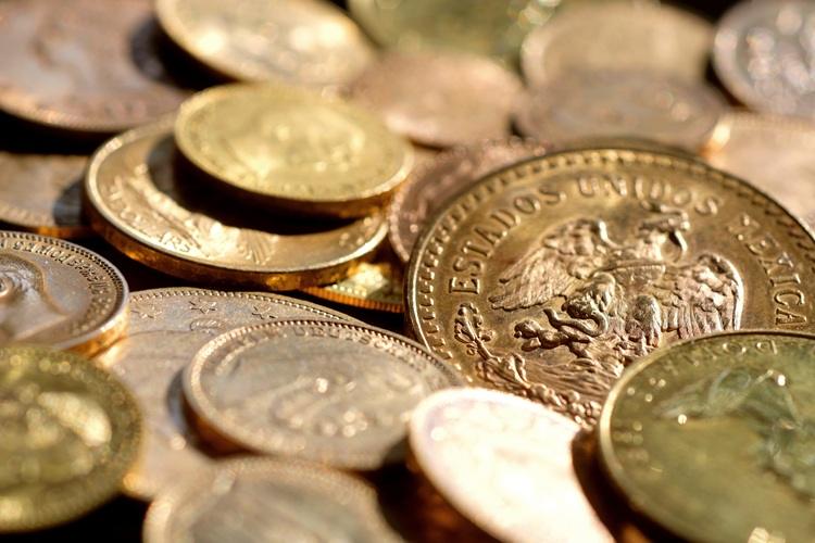Investment,Gold,Coins,Laying,In,The,Sunshine